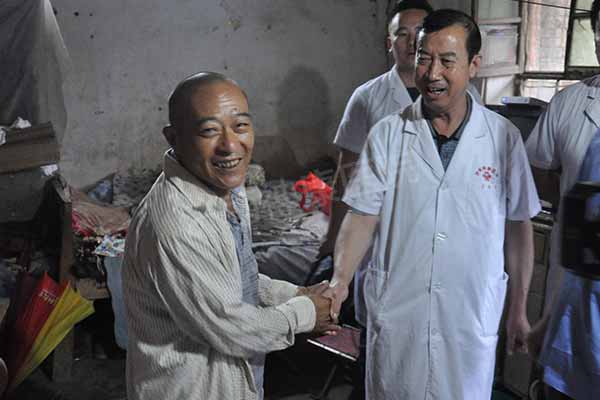 神康扶贫关爱行动:神康援助患精神分裂20多年无钱医治的于培珍