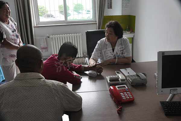 神康扶贫关爱行动:神康援助患精神分裂20多年无钱医治的于培珍